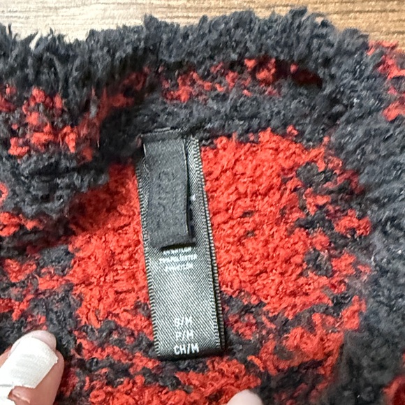 SKIMS Women's Red and Black Plaid Pajama Set - Picture 9 of 9